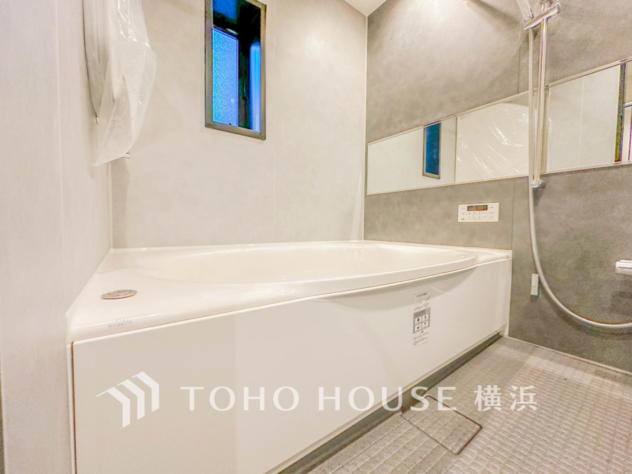 1日の疲れを癒すバスルームは、心地よいリラックスを叶える清潔感溢れる美しい空間です。心からゆったりと寛いでいただけるよう、ゆとりのスペースを確保してます。