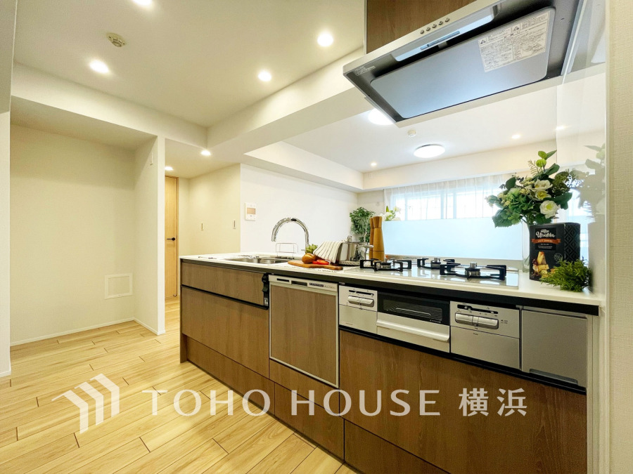 広く取られた対面キッチンは、リビングで寛ぐご家族と会話をしながらお料理が出来ます。高級感のあるカラーで空間をより上質な雰囲気にした、清潔感のあるデザインです。