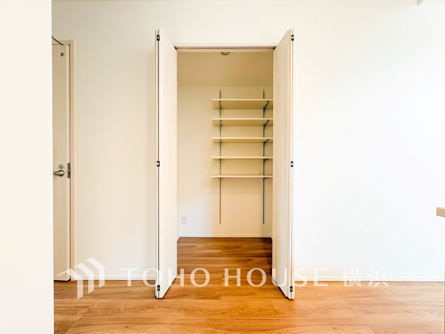 キッチン横にはパントリーとしてお使い頂くこともできる、ゆとりある納戸をご用意。見やすく取り出しやすい配置の棚や、大きなものを室内に出しておかずに収納しておける広さなど、使い勝手にも配慮されています。