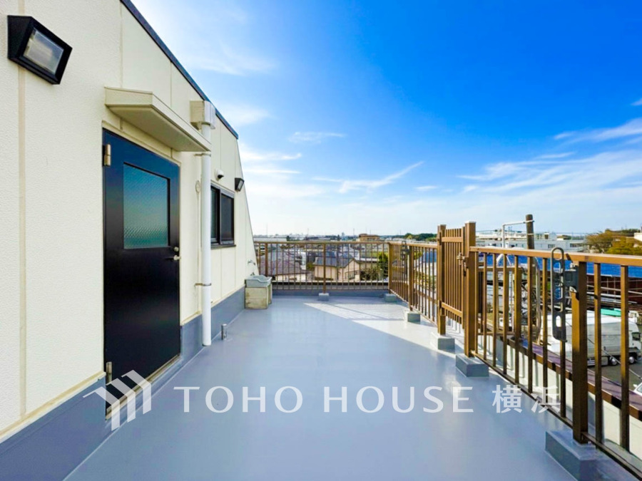 陽光とそよ風に触れることができる開放感溢れるバルコニー。
