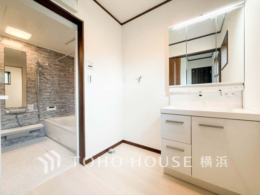 清潔感あふれる洗面所と落ち着いたデザインのバスルームがゆったりとした空間を演出します。