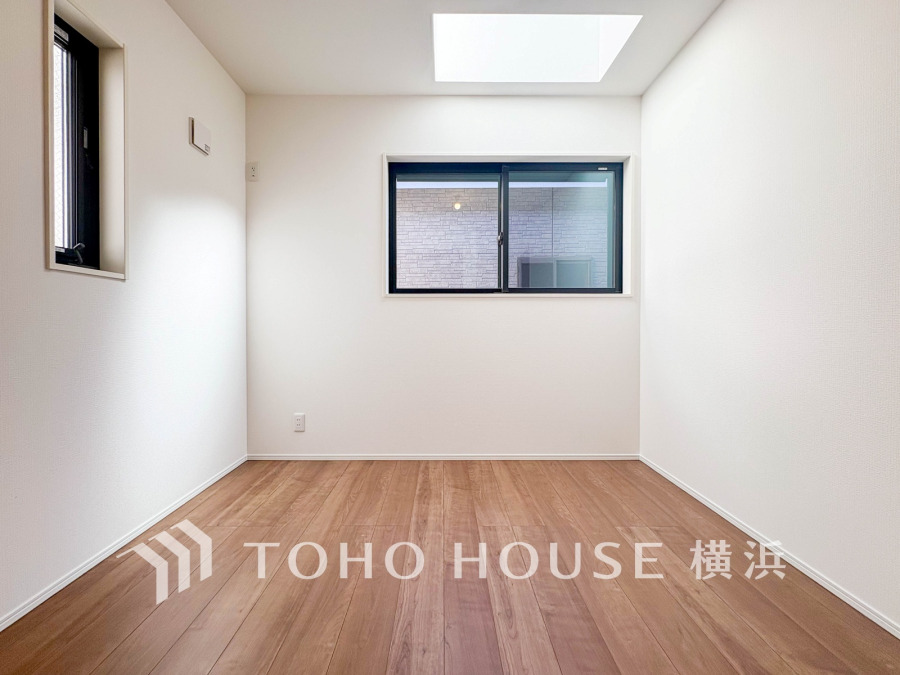 天窓から自然光が差し込む明るい洋室。プライベートな自分時間を快適に過ごせるお部屋です。