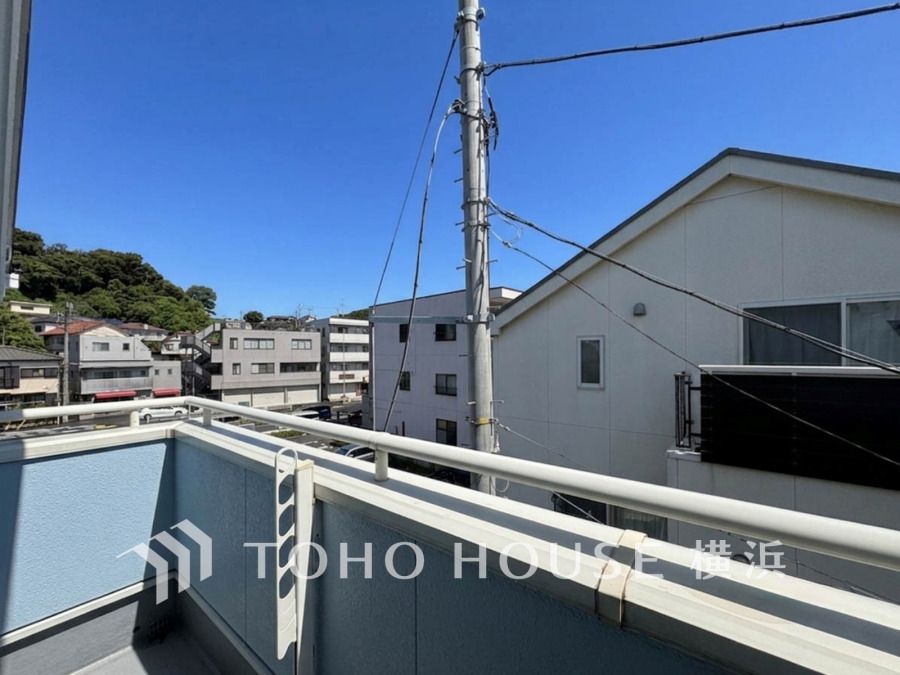 青空が広がる清潔感あるバルコニー。周囲の住宅街を見渡せる、陽当たり良好な快適空間です。