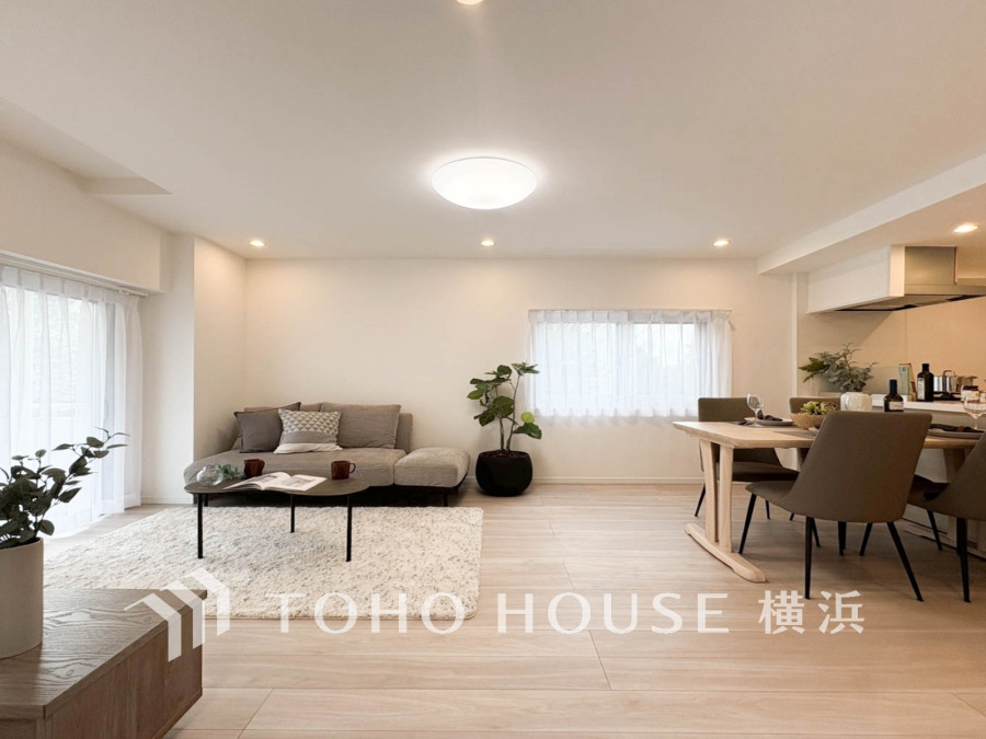 明るく開放的な空間が広がるLDK。室内には豊かな陽光が注ぎ込み、爽やかな住空間を演出。ホームパーティーでもゲストと一緒に料理を楽しみながら楽しい時間を過ごせそう。