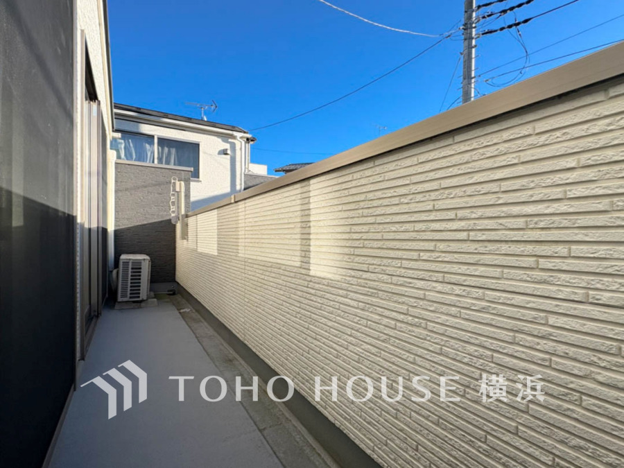 2部屋にまたがる南向きの広いバルコニーが、暮らしの中での光と風を演出してくれています。見事なまでの開放的な空間をお楽しみください。