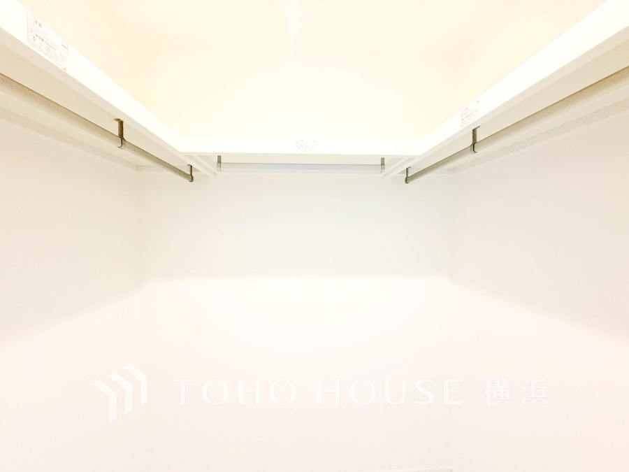 ウォークインクローゼットは家族みんなの衣類が収納できるよう広めに設計してあります。