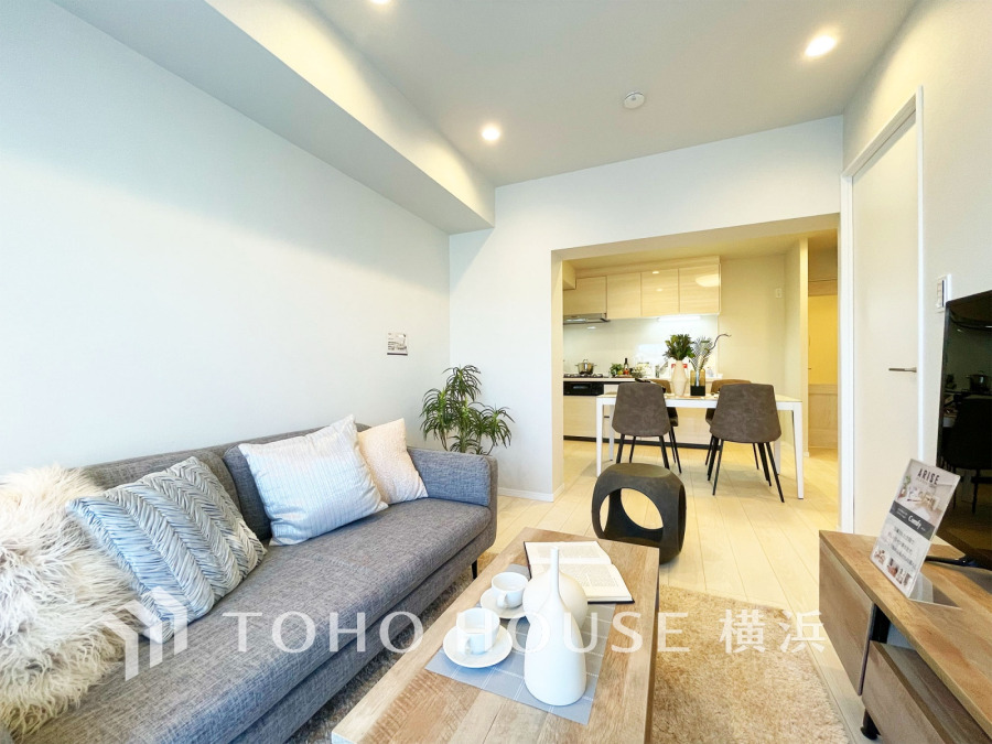 明るい自然光が差し込むリビングは、ゆったり寛げる落ち着いた空間。キッチンとの一体感も魅力です。