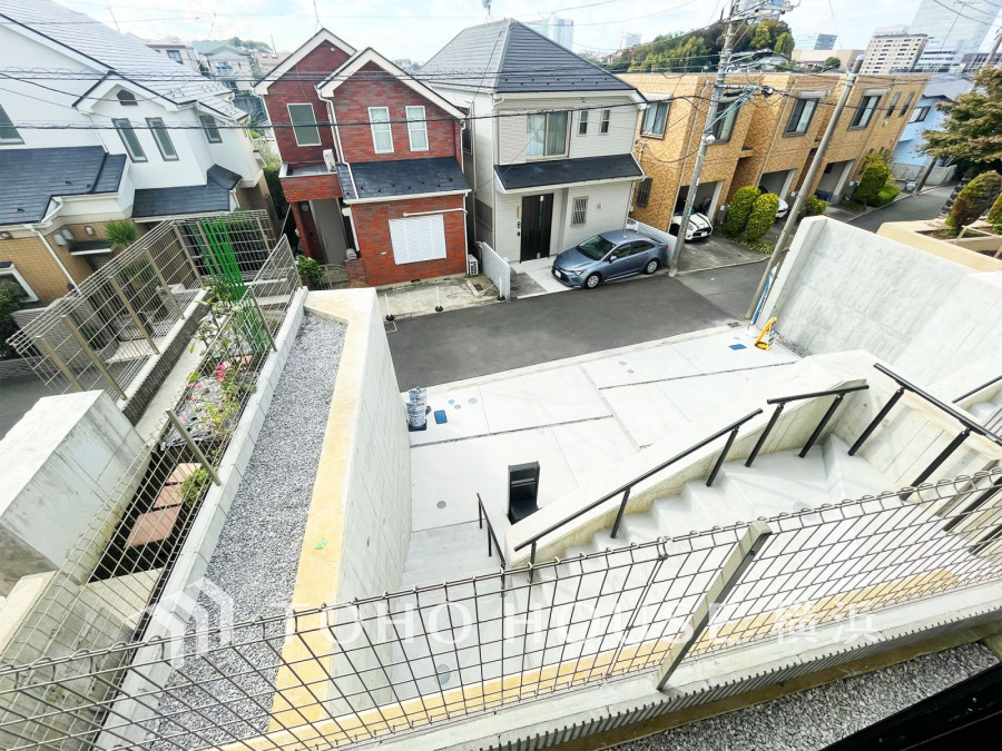 ゆとりあるカースペースには2台駐車可能（車種によります）