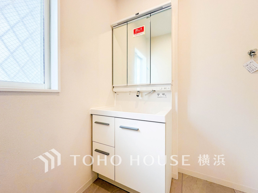 十分な大きさの洗面台は、身だしなみチェックや歯磨きなど、朝の慌ただしい時間でも余裕とゆとりを感じて頂けます。