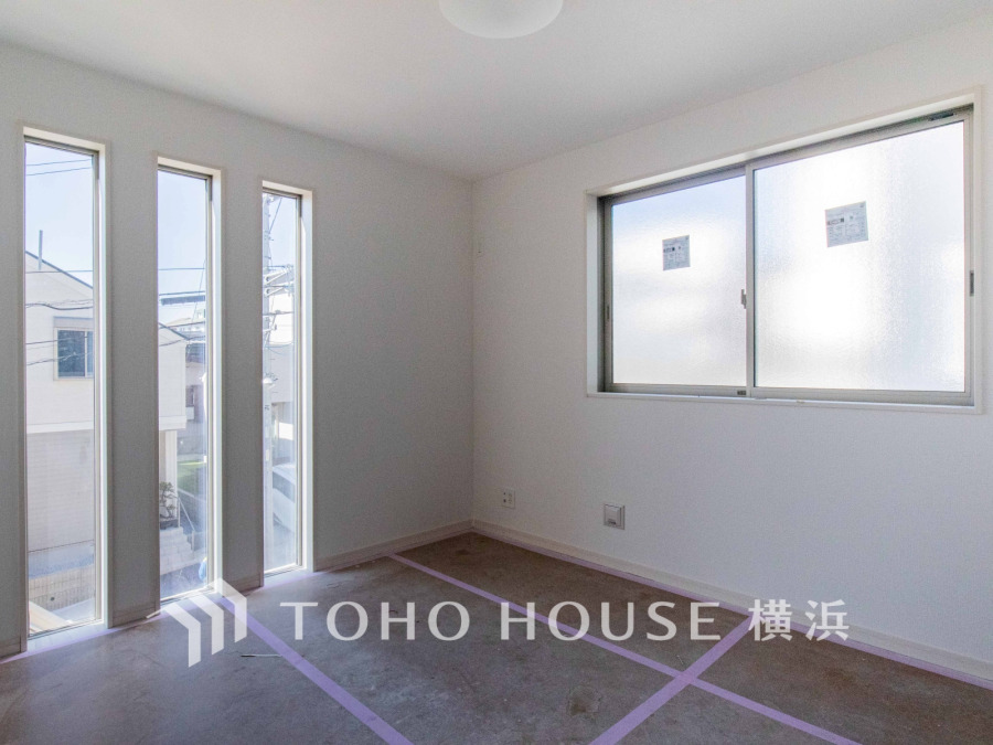 【2026年2月撮影】過ぎ行く時間をゆったりと感じることができる落ちついたプライベートルーム。リビングで楽しく過ごした後はゆっくり寛ぎの時間を満喫できます。静かな環境でリラックスタイムを愉しんで。