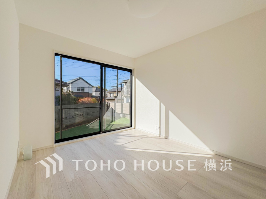 大きな窓から自然光が降り注ぐ明るい洋室。シンプルで清潔感ある空間が広がり、快適な暮らしを実現します。