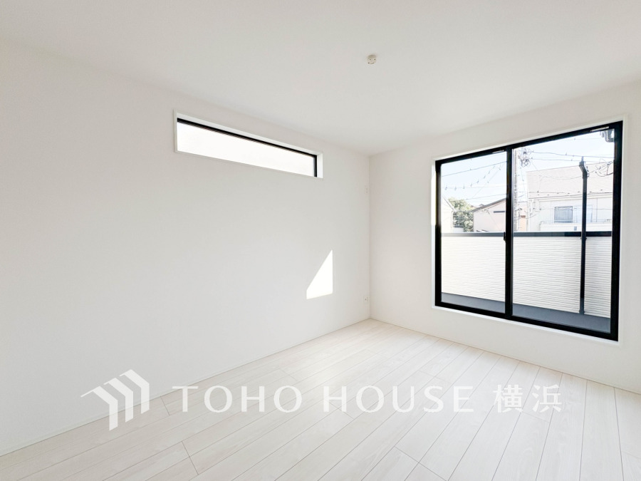 バルコニーに面した明るい洋室。穏やかな陽射しが、ゆったりとした寛ぎの時間を包みます。
