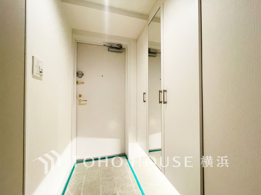 白を基調とした上質感漂う玄関と廊下。居住者の帰り、訪れる方を優しく迎える・安らぎに満ちた生活空間を予感させる。健やかな暮らしを楽しめそう。
