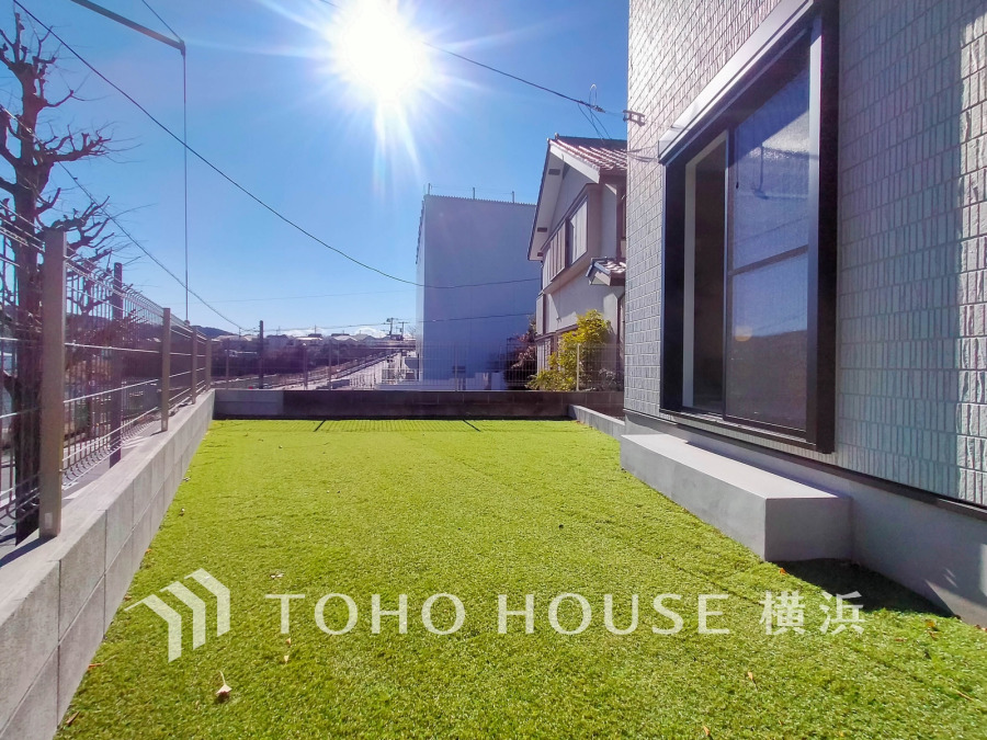 陽当り良好なお庭スペース。芝生で演出されたゆとりある空間です。