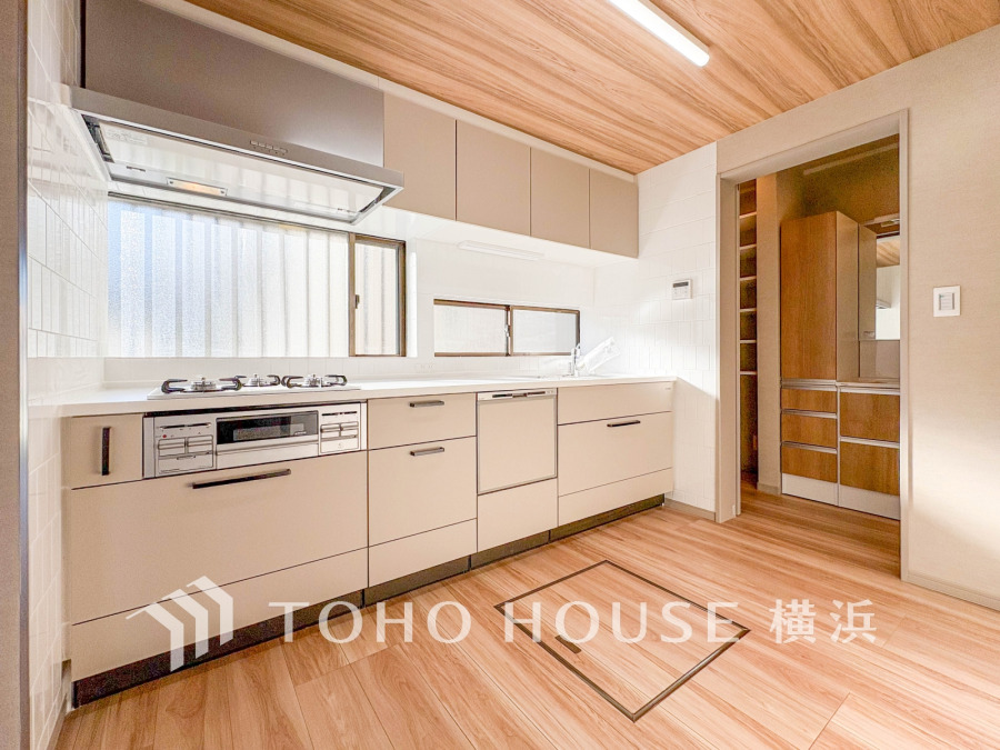 窓から明るい光が差し込むキッチン。新規交換されたシステムキッチンの清潔感溢れる空間は、ゆとりのスペースを確保しています。
