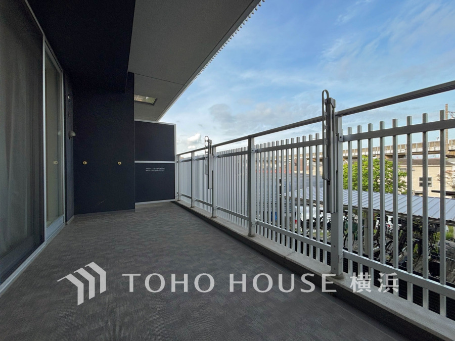 広々としたバルコニーは、洗濯物干しやくつろぎのスペースに最適。開放感あふれる眺望も魅力です。