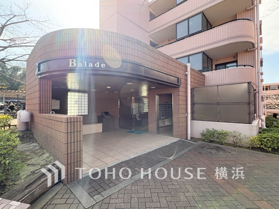 落ち着いたタイル貼りの外観が魅力のマンションエントランス。安心のオートロック完備で快適な暮らしをサポートします。