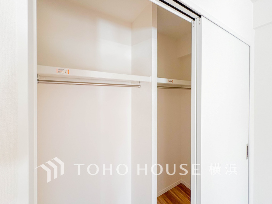 ひと目で収納物を確認できるウォークインクローゼットは、ゆとりの広さを備えた大型収納。数多くの衣類に加え、足元には引出しや衣装箱、シューズボックスなども収納することができます。