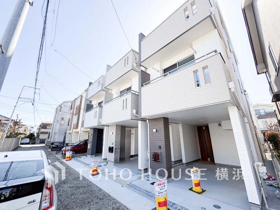 スタイリッシュな外観の新築3階建て住宅。駐車スペース付きで快適な都市生活を実現します。