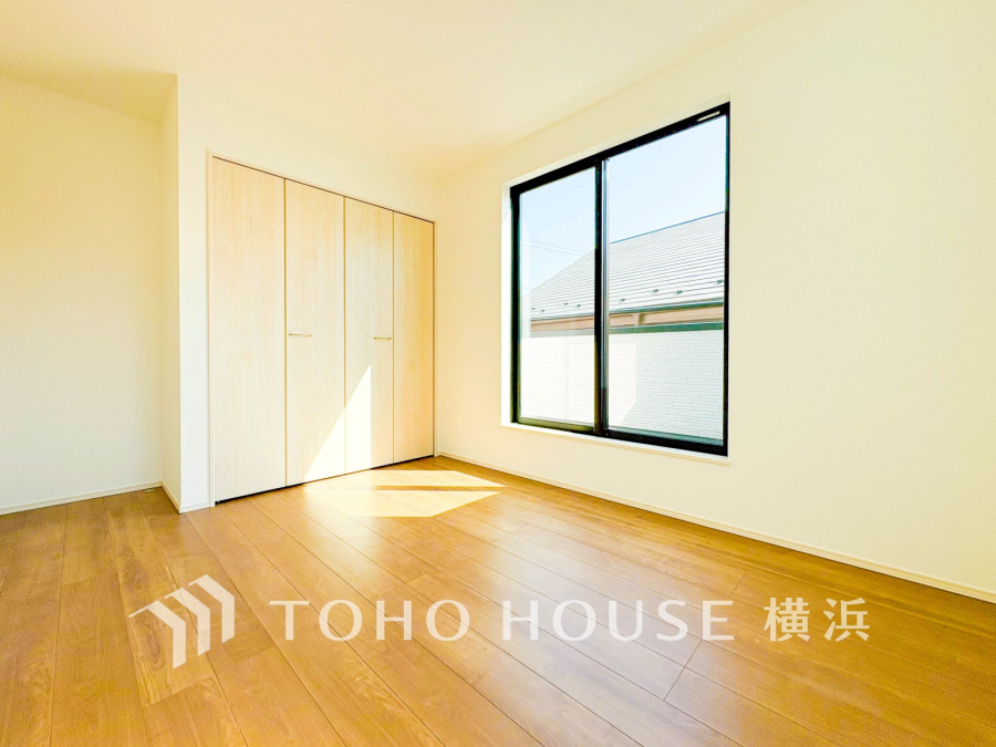 大きな窓からたっぷりと陽光が注がれる明るい空間。家族の成長に対応できる永住仕様の間取り。時を忘れて過ごす場所として過ごせるお部屋。