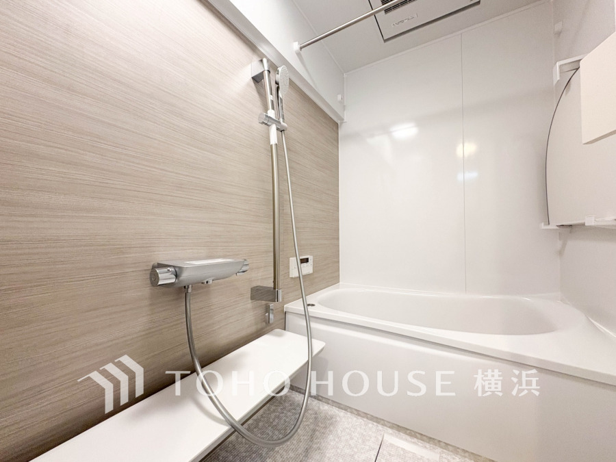 心地よいリラックスを叶える清潔感溢れる美しい空間。快適で機能的なバスルームです。
