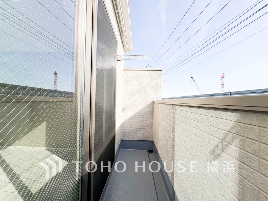 気持ちのいい空が見渡せる広いバルコニー。爽やかな風を感じて、心躍る素敵な暮らしがはじまります。