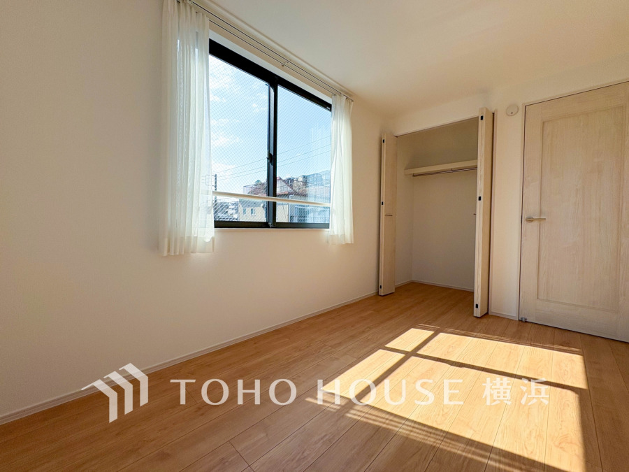 大きな窓からは快適な光を取り入れ、通気性能を上げる事で居心地の良い空間を演出します。多くの時間を過ごす住まいだからこそ、いつも快適な場所であるように心掛けています。