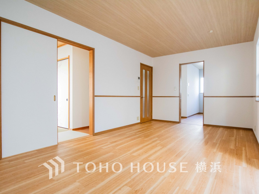 光と風があふれる開放的なリビングダイニングには自然と家族みんなが集まってきます。明るく穏やかな空気のなかで飲んだり、食べたり、笑ったり。