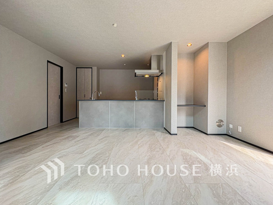 光と風が溢れる開放的なリビングダイニングには自然と家族みんなが集まってきます。明るく穏やかな空気の中で飲んだり、食べたり、笑ったり。