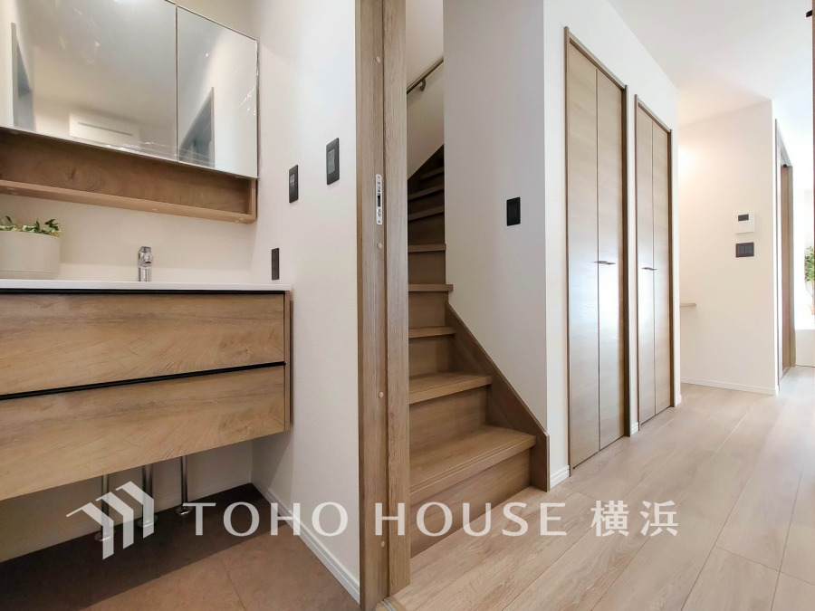 十分な大きさの洗面台は収納もさる事ながら、身だしなみチェックや歯磨きなど、朝の慌ただしい時間でもホテルライクなスペースで余裕とゆとりを感じて頂けます。