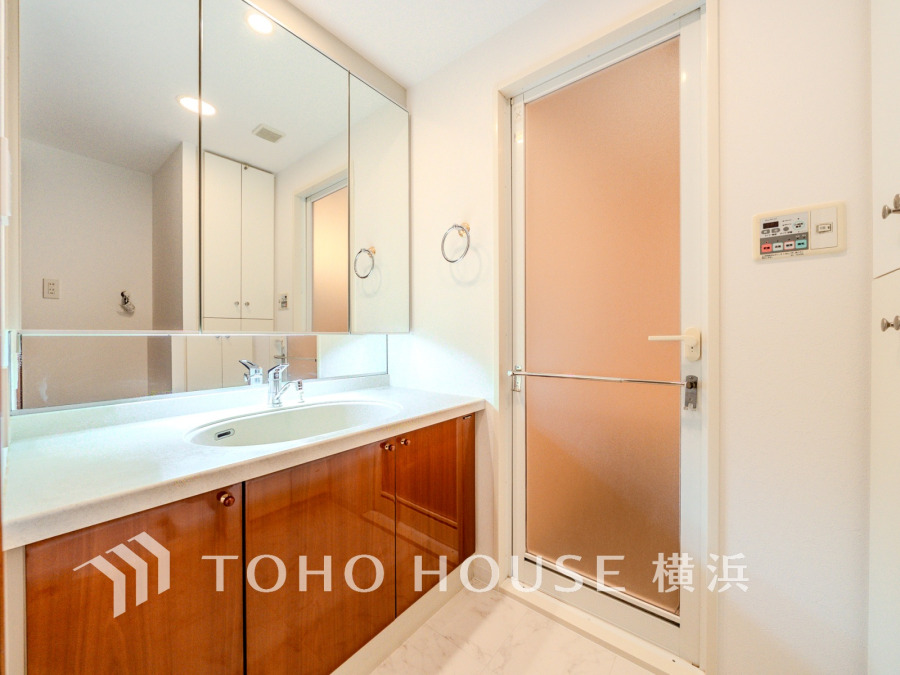 落ち着いた色使いのパウダールームはドレッシーな雰囲気で、上質を感じられる空間。朝晩のケアをする大切な場所だからこそ、ゆったりした落ち着きと清潔感を持たせました。