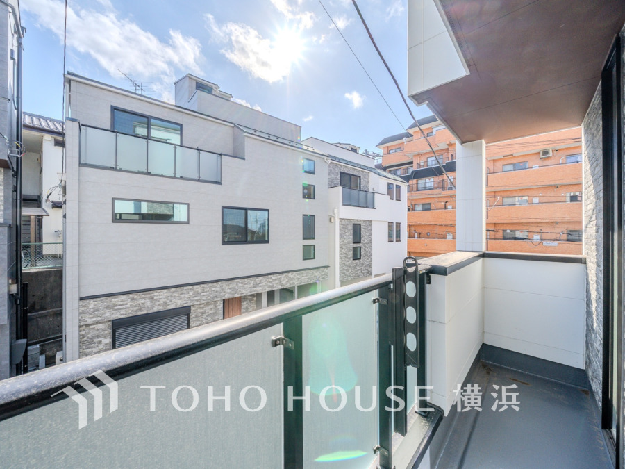 たっぷりの陽光が差し込むバルコニー。健やかな暮らしを守る太陽の恵みを存分に享受できます。爽やかな風と暖かな陽射しが紡ぐハーモニーが日々の暮らしのBGMになることでしょう。