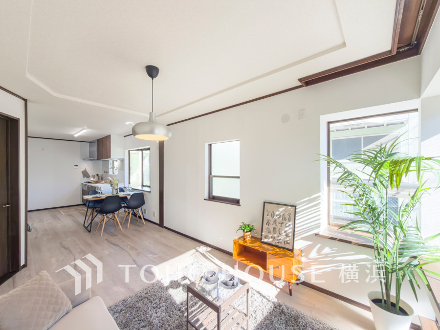 自然光がたっぷり入る明るいリビングダイニング。シンプルで落ち着いたインテリアが魅力の空間です。