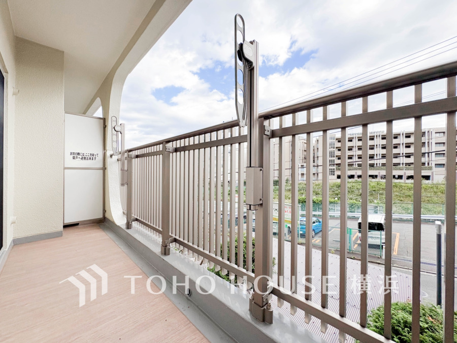 バルコニーは明るい南東向きと南西向きの2か所にあります。
