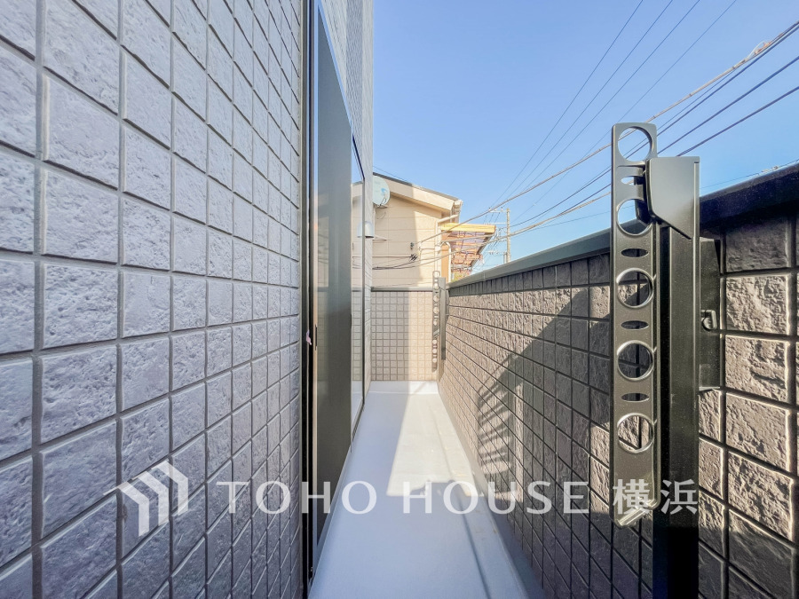暮らしの中で光と風を演出してくれるバルコニー、見事なまでの開放的な空間を演出しながら、プライベート性も確保された空間は我が家の自慢。
