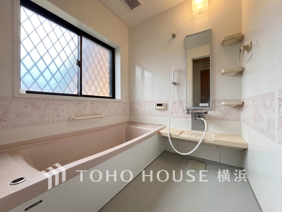 快適な使い心地とゆとりある空間が1日の疲れを解きほぐすバスルーム。空間も浴槽もゆったりのびのび使えるゆとり設計。広く感じるゆとり設計で快適なリラックスタイムを過ごせます。