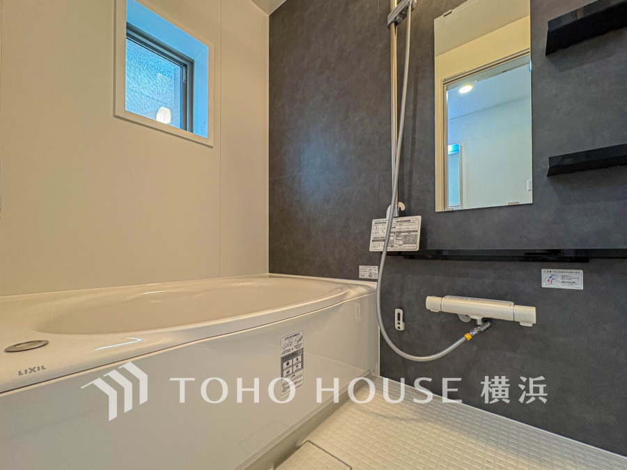 心地よいリラックスを叶える清潔感溢れる美しい空間。快適で機能的なバスルームです。
