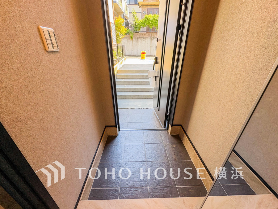 清潔感溢れる玄関がお出迎えする本邸宅の物語は、ここから始まる日常を期待させます。この場所には「希望」と「優越」で包み込んでくれる「特別」な空間があります。