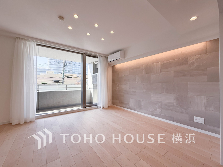 南西向きの大きな窓からたっぷりと光が入る明るいLDK。落ち着いた雰囲気に包まれた空間です。
