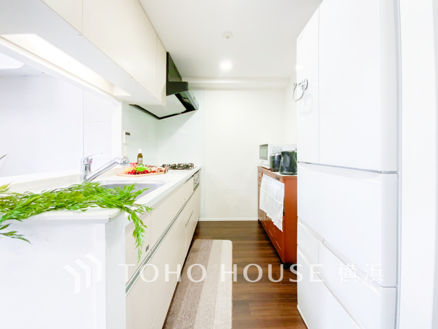 誰もが使いやすいデザインにこだわったキッチン。プライベートスペースを彩るインテリアとしての美と、快適な日常を支える機能性と強さがひとつになったキッチンです。