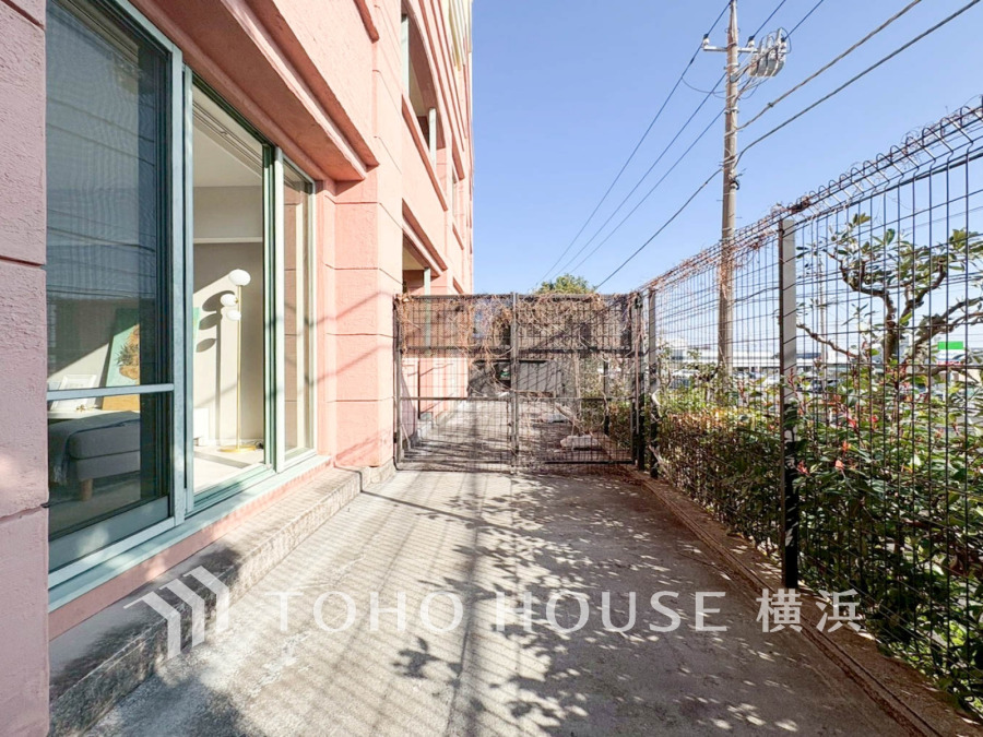 戸建て感覚のプライベート感が魅力の専用庭付き！ガーデニングを楽しんだり、テーブルと椅子を出して、アウトドアリビングとして家族の時間を過ごしたり、楽しみが広がります。