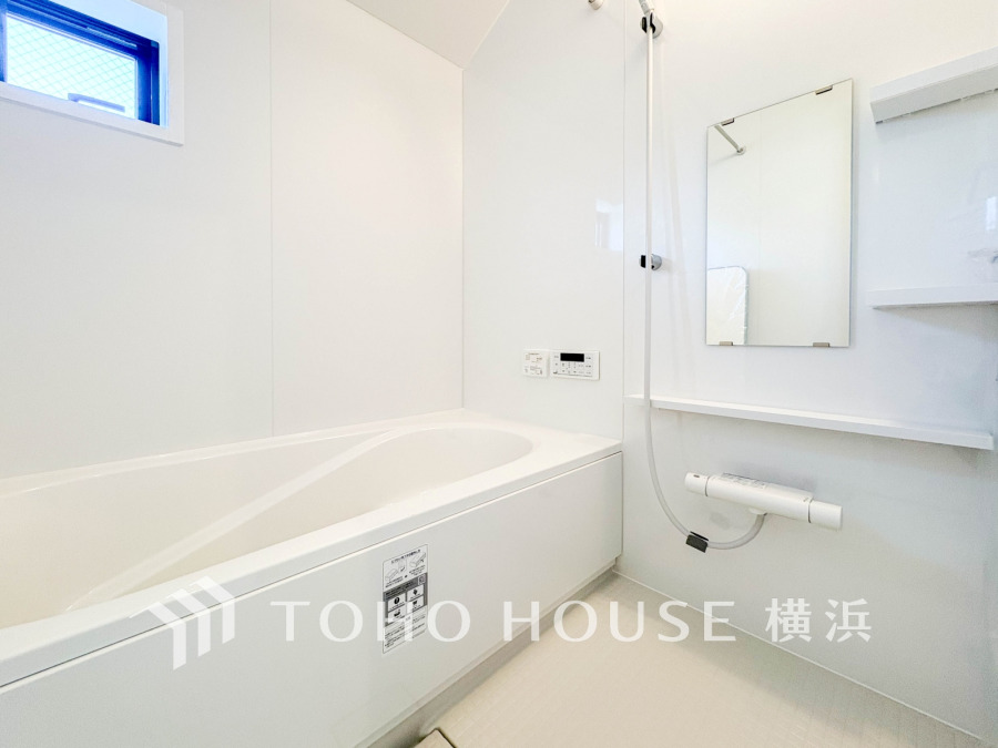 清潔感あふれる白を基調とした浴室は、快適なバスタイムを演出する機能的で広々とした空間です。