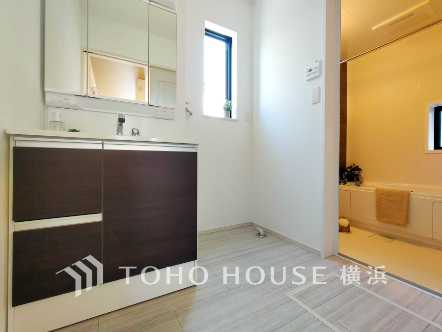 使いやすい機能が備えられた清潔感溢れる洗面空間。収納も充実しています。
