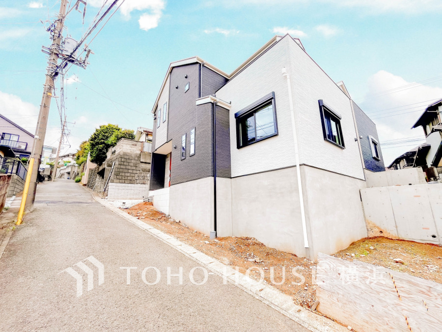 流行に左右されず、将来にわたって価値が継続する「上質」な佇まい。おしゃれな雰囲気や自然の潤い、親しみやすさといった個性を、街に新たな価値をもたらし続けます。（2025年5月撮影）