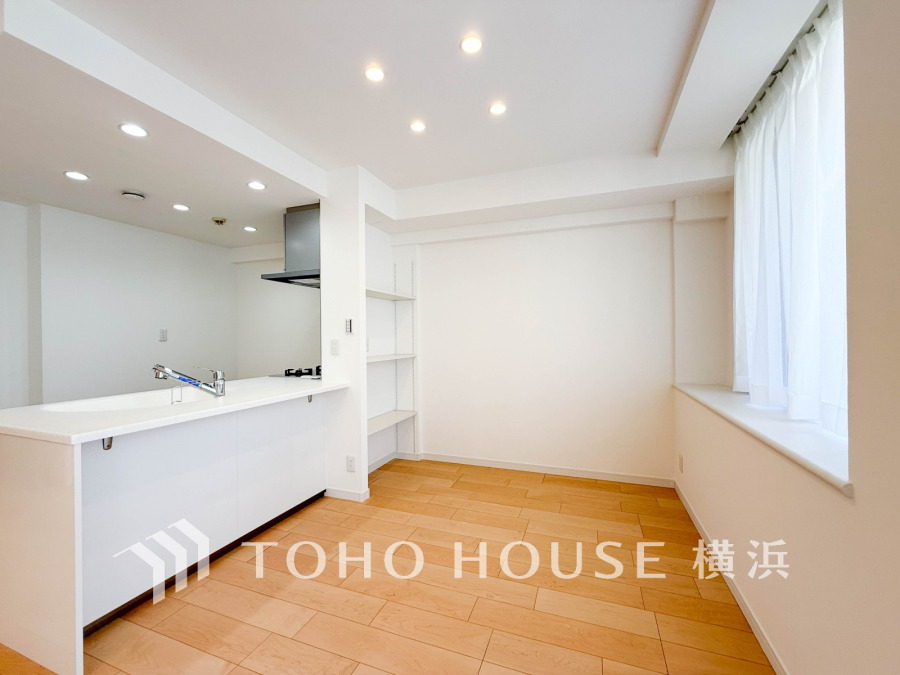 ダイニングスペースはキッチンにいるご家族との会話も楽しめる開放的な空間です。
