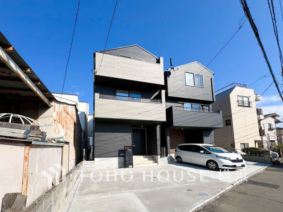 堂々たる趣ながら、主張し過ぎずどこか余裕を感じさせるシャープなフォルムで佇む邸宅は、晴天の空と照らし合わせる事で、本来あるべき完成形の姿を見せてくれます。 