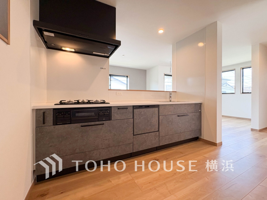 使い勝手の良い設備のキッチンで効率よくお料理もできます。食する料理に家族が舌鼓を打ち自然と笑いが絶えない空気感がそこに広がります。自慢の腕をふるってください。