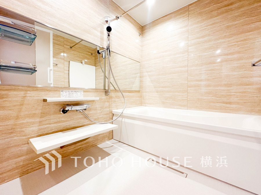 掃除のしやすさ・収納の便利さなど、おふろを使う人、お手入れする人、みんなにとっての「しあわせ性能」を追求したバスルームを採用いたしました。