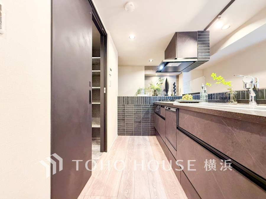 キッチンから洗面室へはウォークスルー。家事が効率よく行える間取り設計です。
