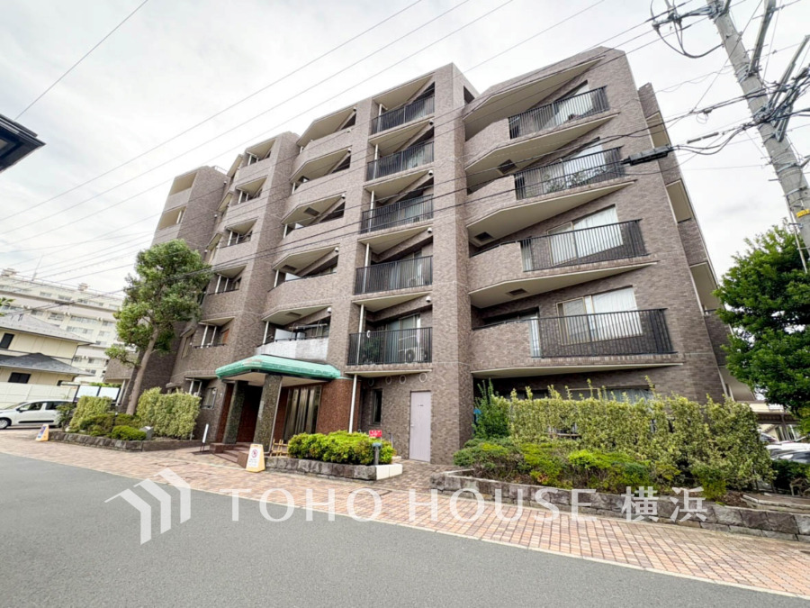 爽やかな青空の下に贅沢なほどに降り注ぐ陽光、豊かな居住性と、クオリティが見事に調和した住空間は、住まうことの喜びを感じさせてくれます。